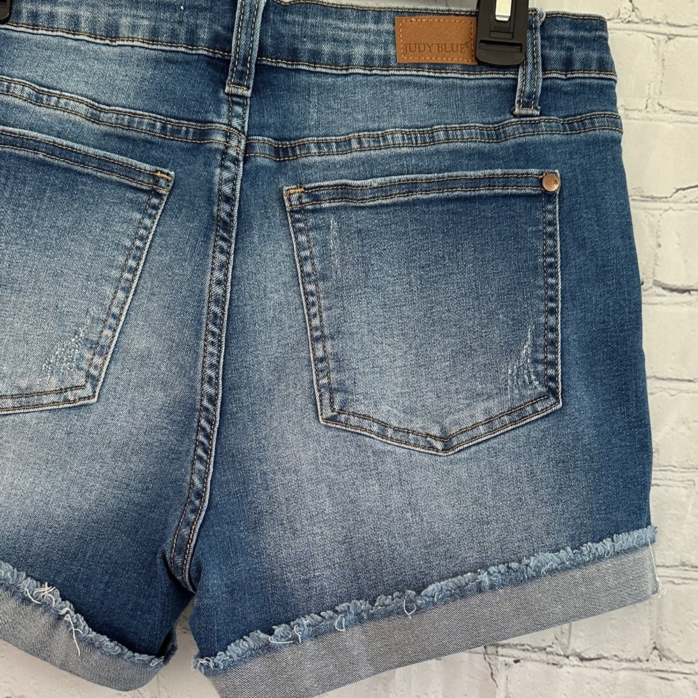 Judy Blue Medium Blue Slightly Distressed Rolled Fray Hem Jean Shorts size 10 - Picture 7 of 9